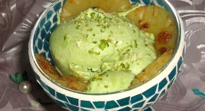 Мороженое из авокадо с жареным ананасом