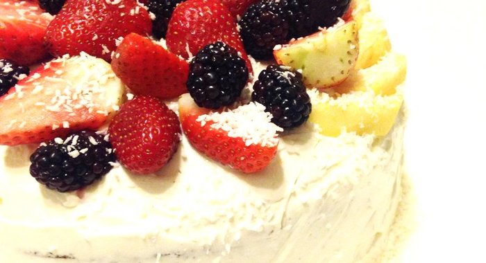 Бисквитный торт с кремом из творожного сыра