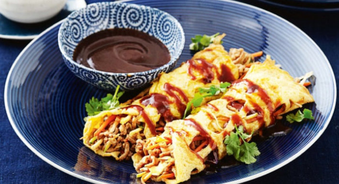 Спринг-ролл из омлета со свининой и овощами