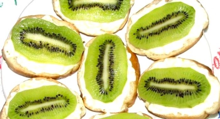 Бутерброды с сыром и киви