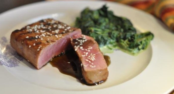 Стейк из тунца в гранатовом соусе со шпинатом
