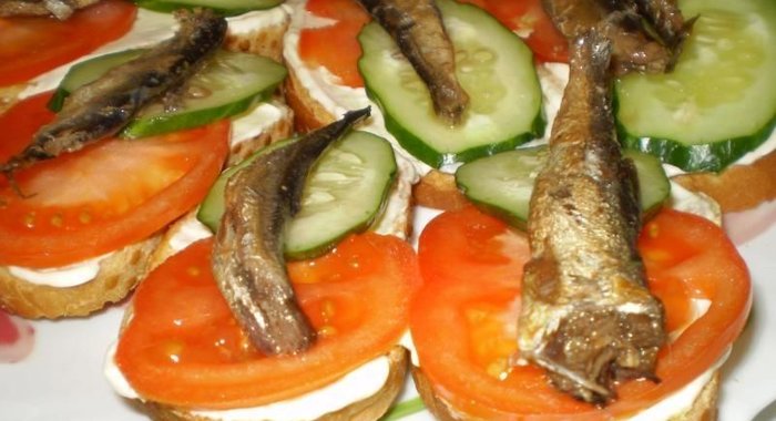 Бутерброды со шпротами и огурцом