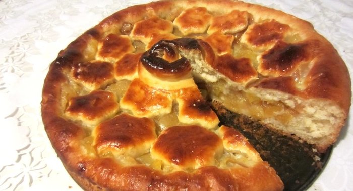 Дрожжевой яблочный пирог