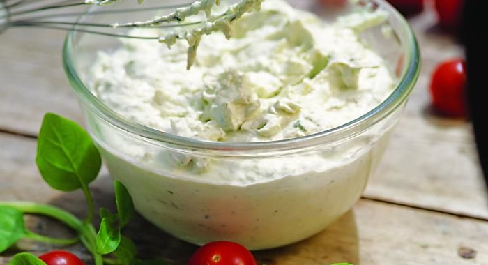 Крем из базилика с томатами черри
