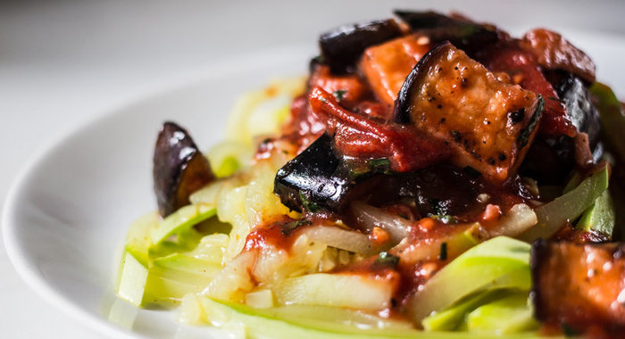 Паста из кабачков с томатным соусом