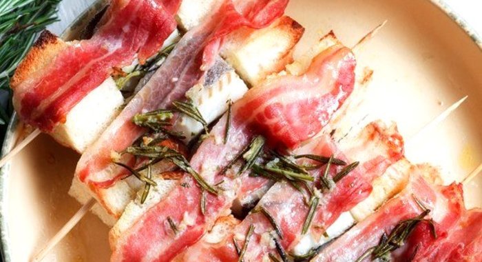 Палтус на шпажках с хлебом и беконом