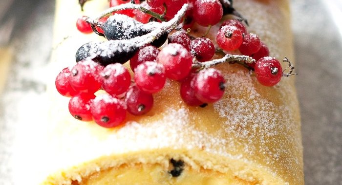 Бисквитный рулет с лимонным кремом и ягодами