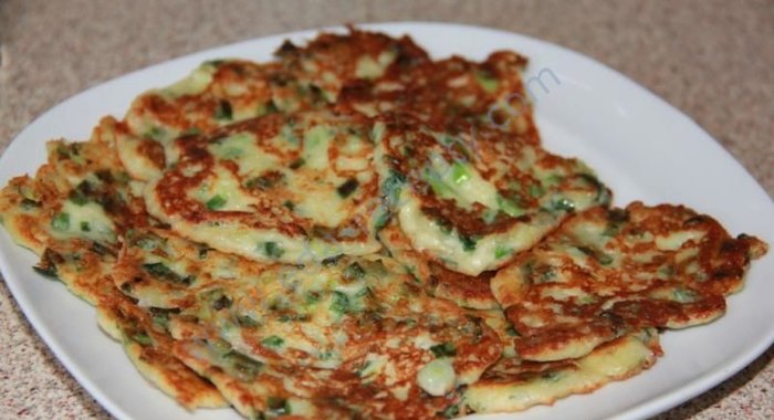 Оладьи с зеленым луком и сыром