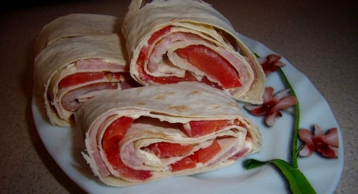 Лаваш с ветчиной и помидорами