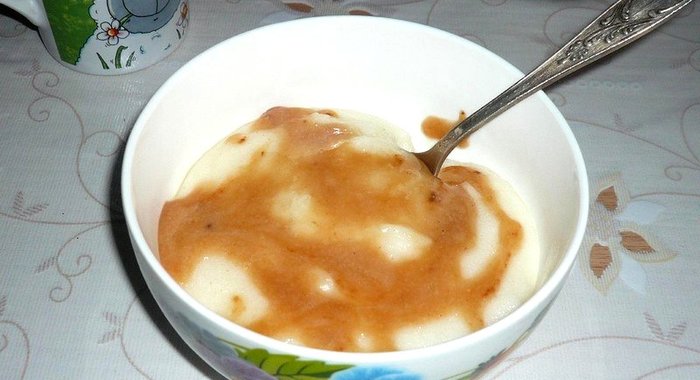 Манная каша с карамельным соусом