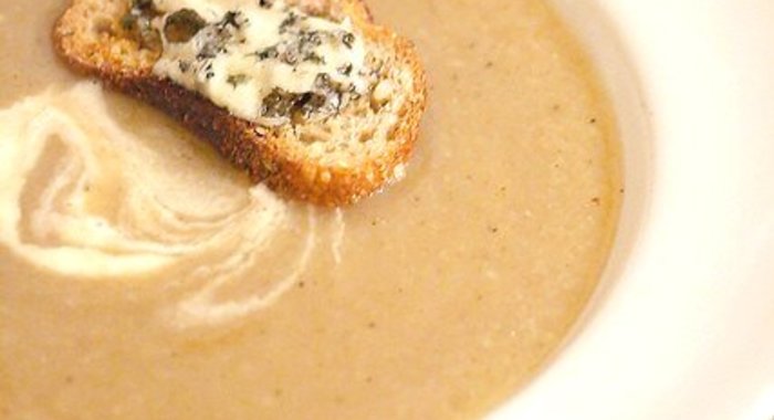 Суп-пюре из пастернака с луком-пореем и петрушкой