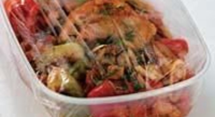 Курица, тушенная с красным вином, ветчиной и перцем