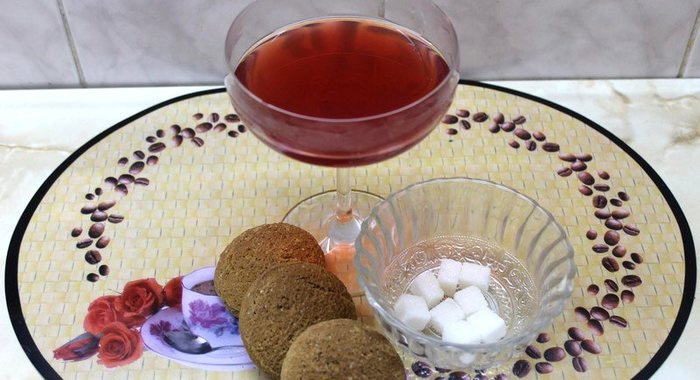 Компот из вишни клубники с яблоками и мятой