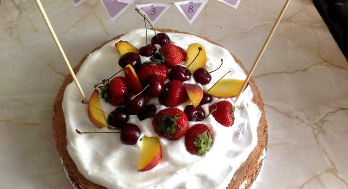 Голый торт со свежими ягодами