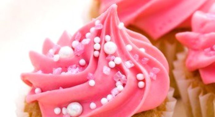 Пирожные в розовой глазури
