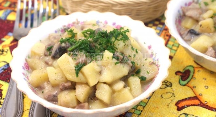 Жаркое с грибами и сметаной