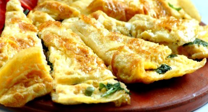 Омлет с тыквой, карамелизованным луком, горгонзолой и шалфеем