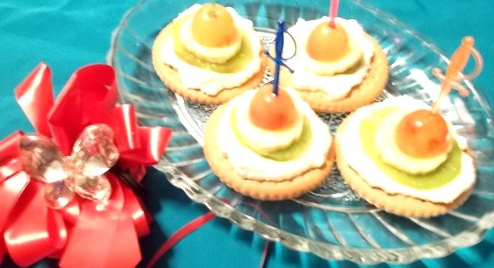 Творожные канапе на печенье с фруктами