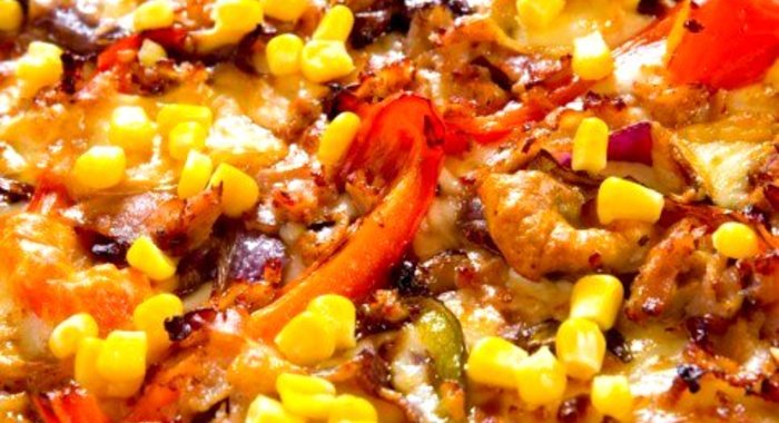 Пицца с цукини, курицей и кукурузой