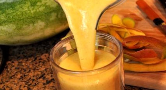 Витаминный напиток из киви, апельсина, винограда и манго