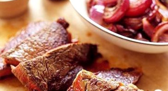 Стейк с карамелизованным луком