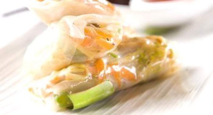 Спринг-роллы со спаржей, копченым лососем и авокадо