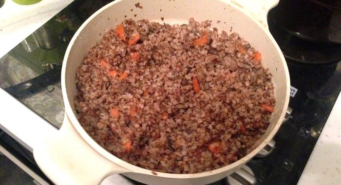 Гречка с вешенками, луком и морковью