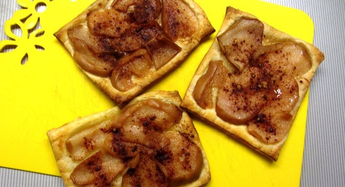 Слойка с консервированной грушей и заварным кремом