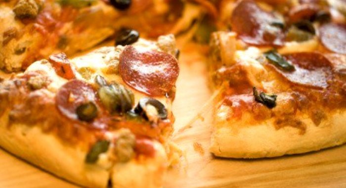 Зерновая пицца с салями