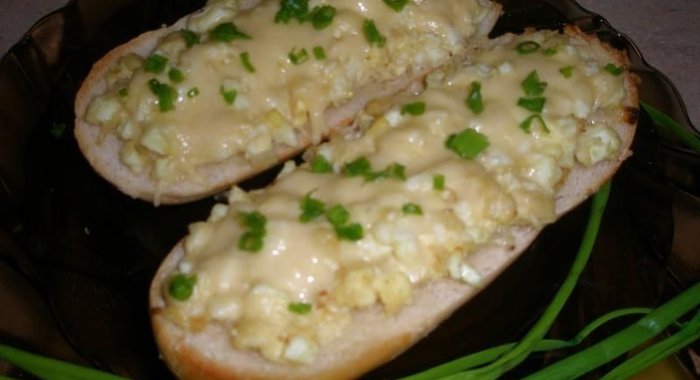 Бутерброды с маслом сыром и яйцом