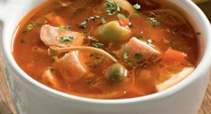 Солянка с грудинкой, приготовленной с луковой шелухой