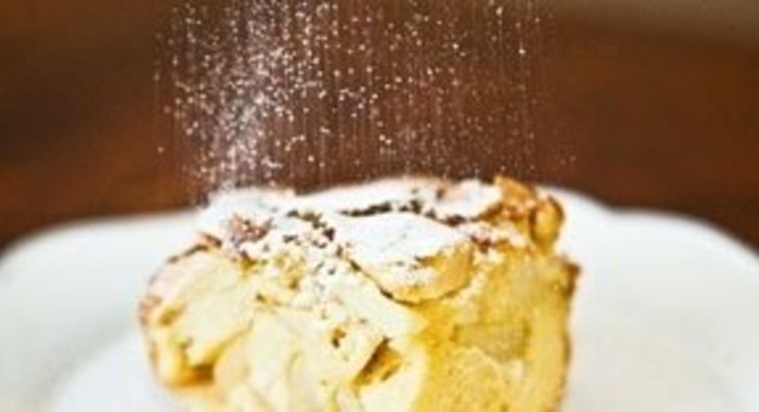 Шарлотка на простокваше с яблоками