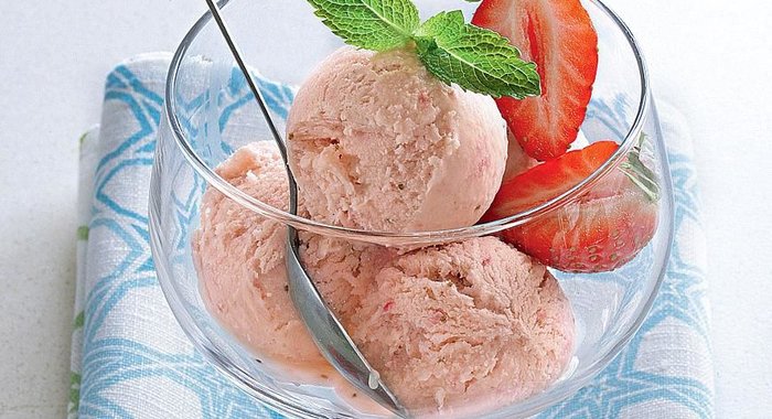 Простое мороженое с клубникой