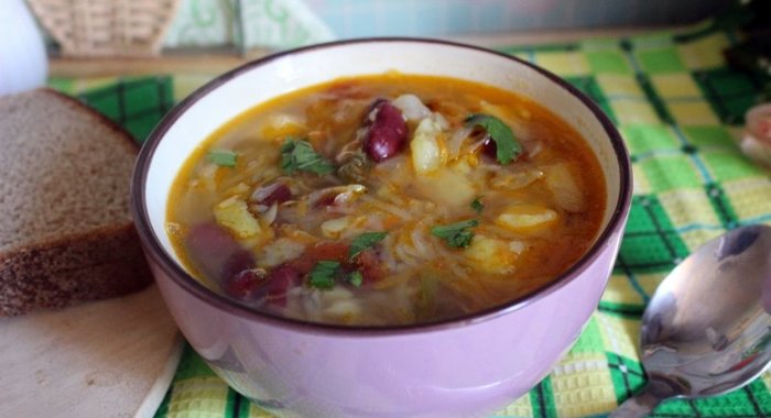 Щи из квашеной капусты с фасолью и яблоком