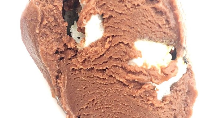 Шоколадное мороженое с опаленными маршмэллоу