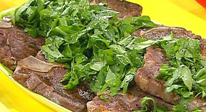 Стейк на ребре с сыром, оливками и травами