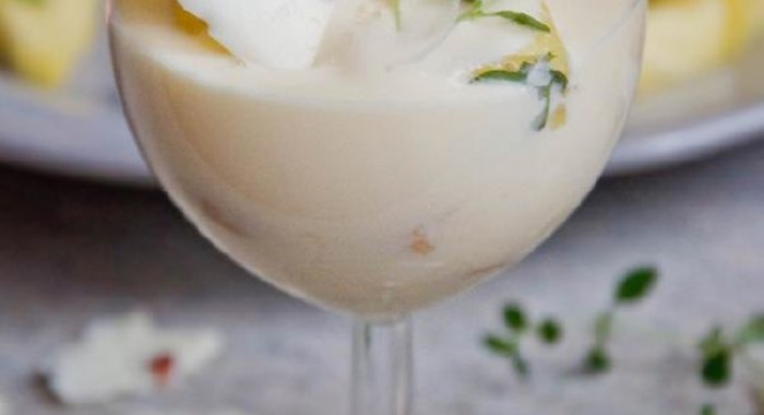 Летний ананасовый десерт с кремом из йогурта и лимонным тимьяном