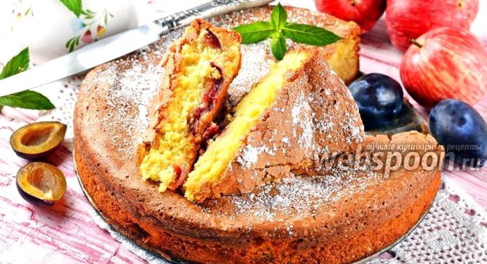 Шарлотка с яблоками и сливами