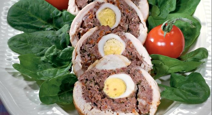 Мясной рулет с перепелиными яйцами