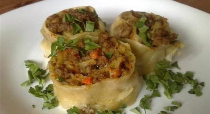 Рулет с мясным фаршем и миндалем