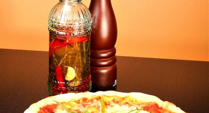 Пицца с баклажанами и кабачками, свежим песто и кедровыми орешками