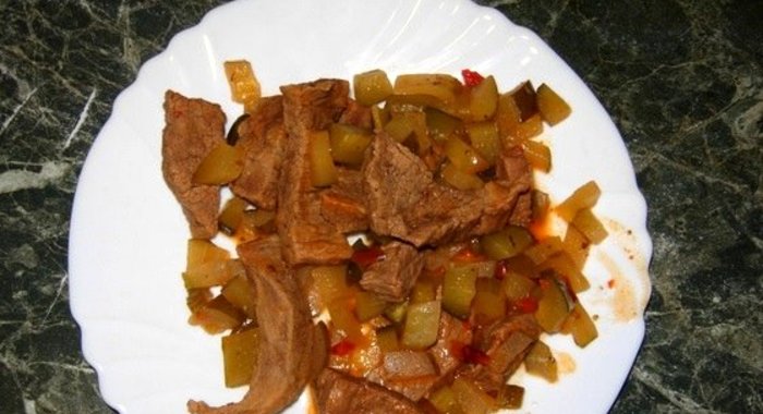 Говядина, тушеная с огурцами