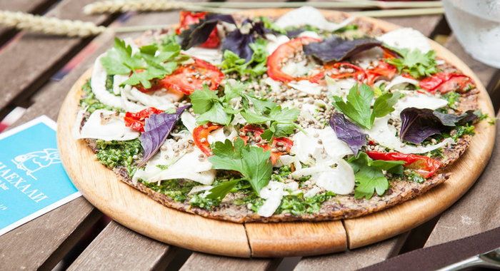 Пицца из семян льна и миндаля