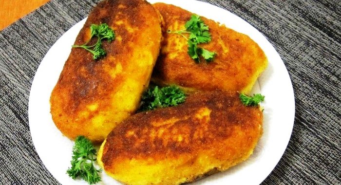 Картофельные пирожки с сардельками