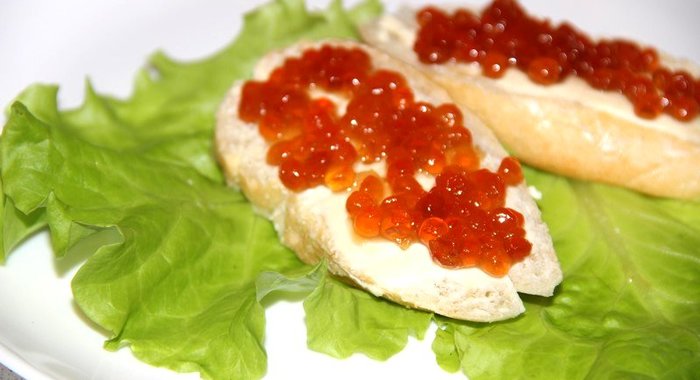 Бутерброды с красной икрой
