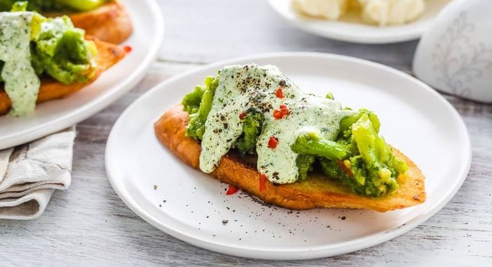 Открытый бутерброд с сыром и пюре из брокколи