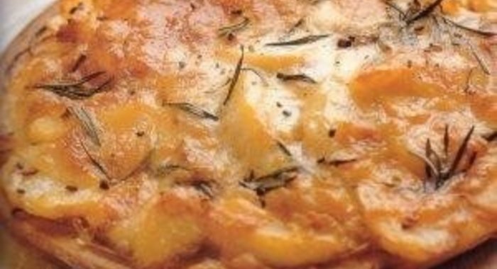 Пицца с картофелем, моцареллой и чесноком