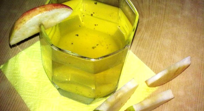 Компот с яблоками и травами