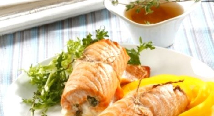 Рулеты из лосося с рукколой и пармезаном