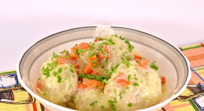 Тефтели из свинины и курицы в панировке из манки в сметанном соусе